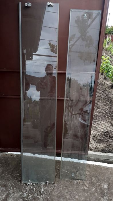 Продавам  вратички за душ кабина и две странични стъкла