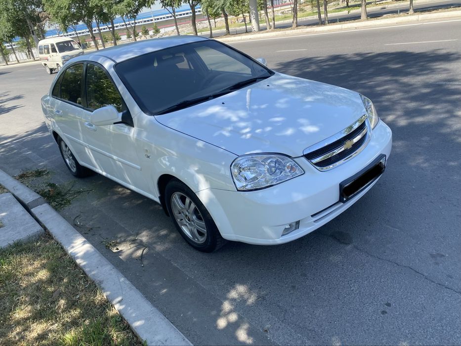 Lacetti 1,8 sotiladi