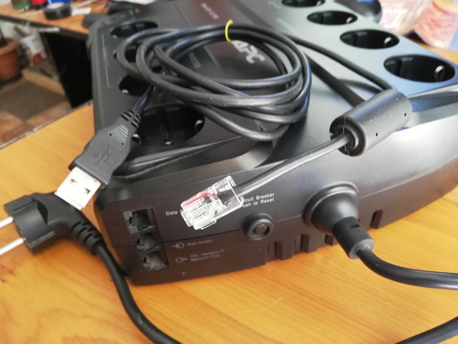 UPS APC ES 700, 405 Watt, 700 VA + cablu date