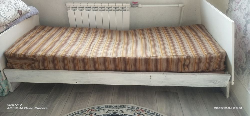 Кровать дерево .