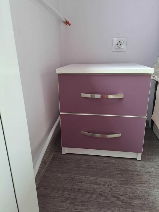 Мебели за спалня:Спалня,скрин,тоалетка,табуретка,шкафче,огледало