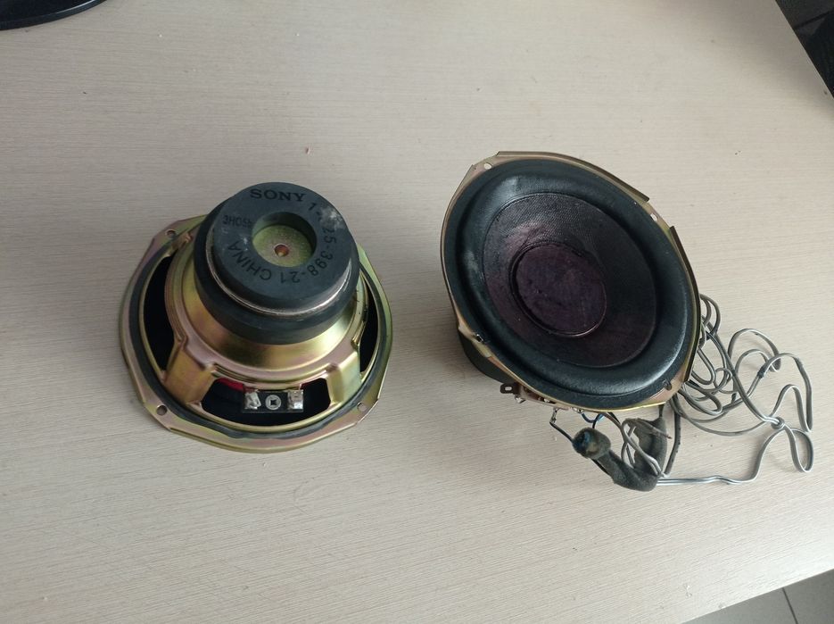динамики сони в отличном состоянии работают две штуки