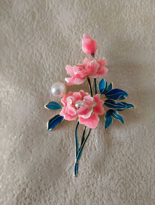 Елегантни брошки