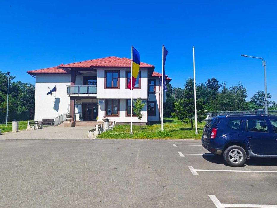 Ansamblul Zori Senine. lângă Primăria Tărtășești
