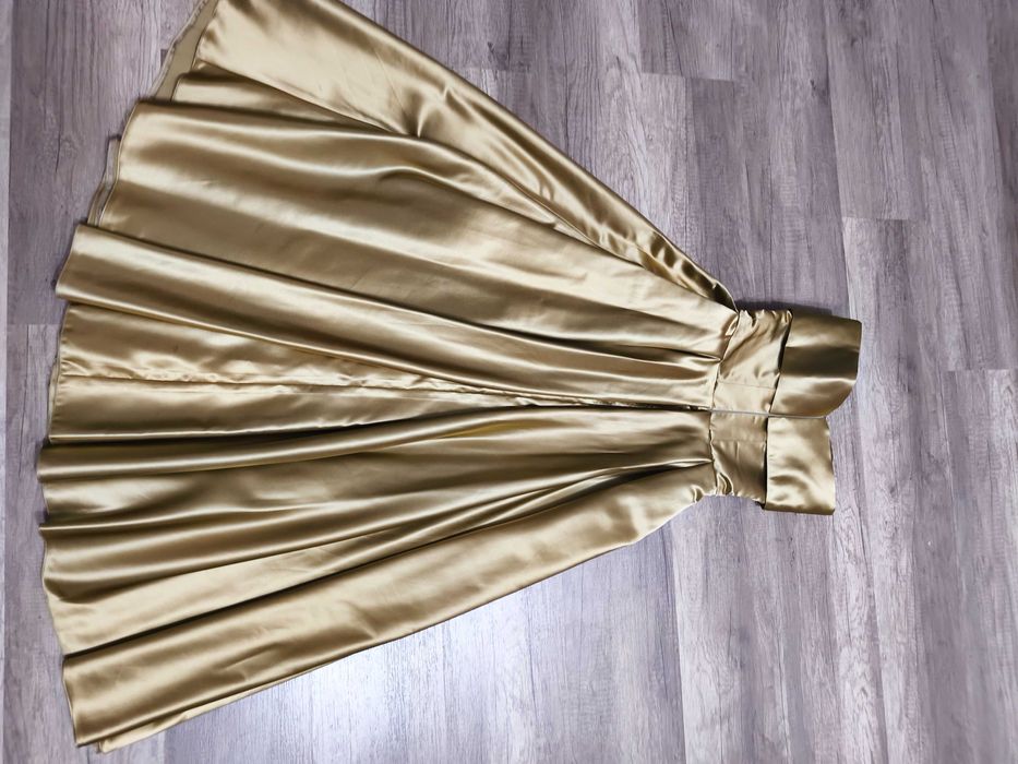 Златна сатенена рокля