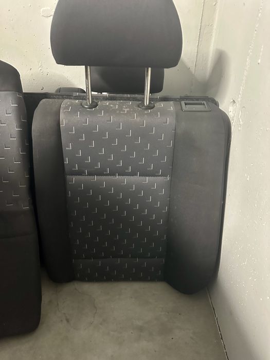 Vand scaune fata si banchete spate in stare foarte buna! Masina are 100.000km!