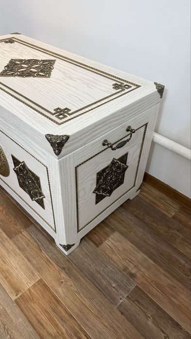 Сундук белый с красивыми арнаментами