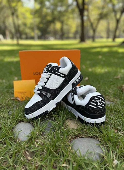 Adidasi LV Trainers Negru Alb - Adidasi Full Box - Calitate Premium