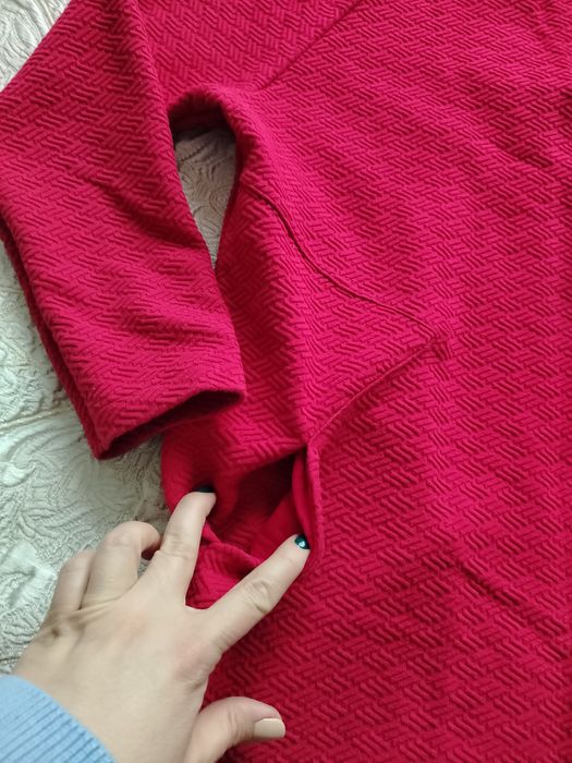 Ярко червена рокля от плътна матетия