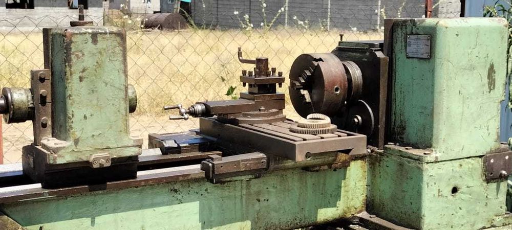 Станок токарный продаеться