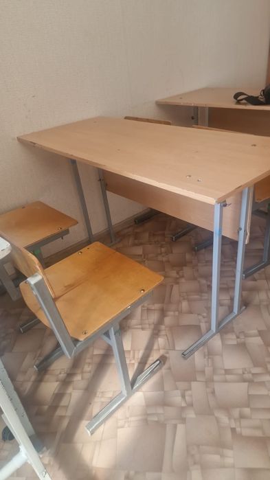 Школьная парта со стульями, шкаф для офиса