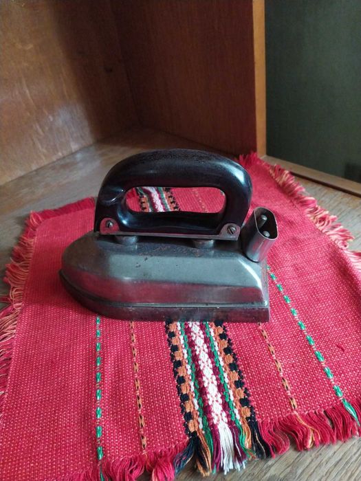 Работеща старинна ютия ЕЛПРОМ 1950 г.