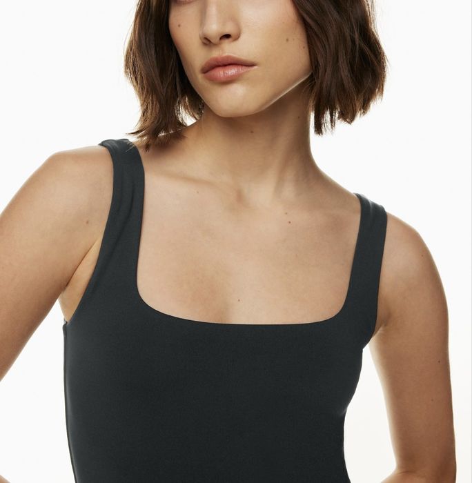 Боди Babaton от Aritzia Contour, подчертано квадратно деколте, включени черни чорапи
