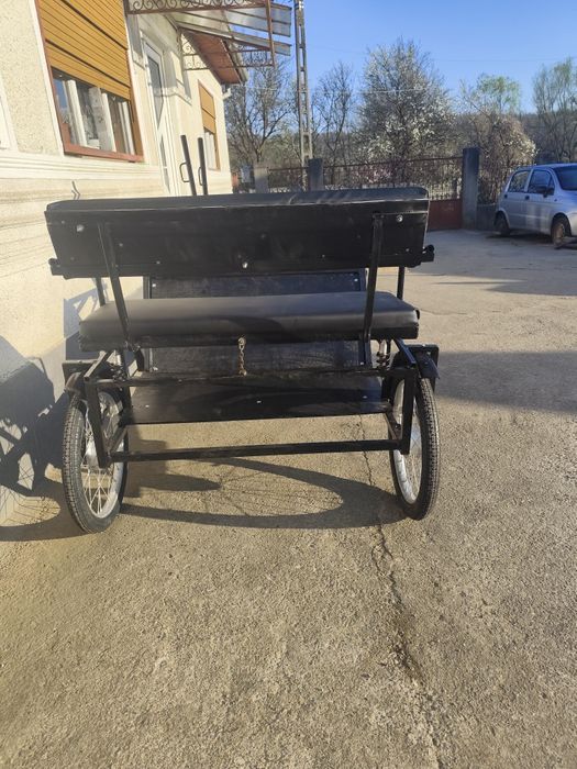 Șaretă nouă pentru ponei cu tapițerie din piele și rude reglabile .