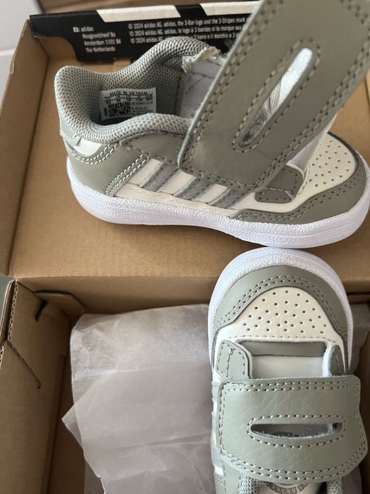 Vând Adidasi Adidas