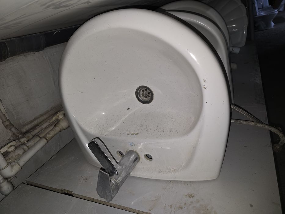 Продам унитазы, раковины с пьедесталом