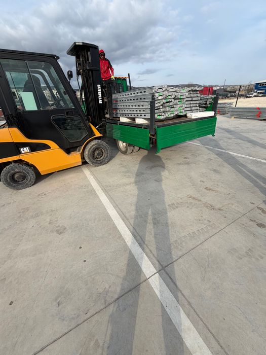 Транспортни услуги с тристранен самосвал