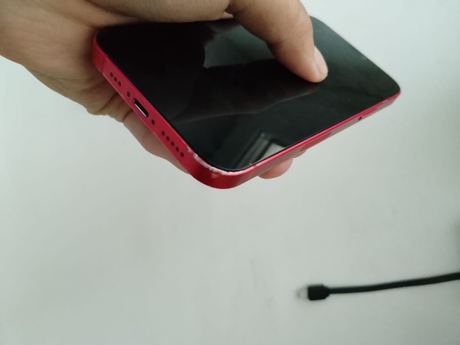 Айфон 12 красный