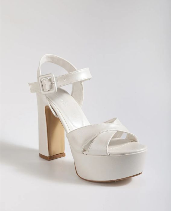 Обувки на висок ток