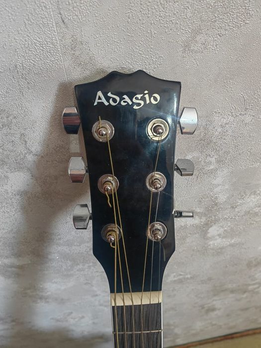 Продаю гитару Adagio