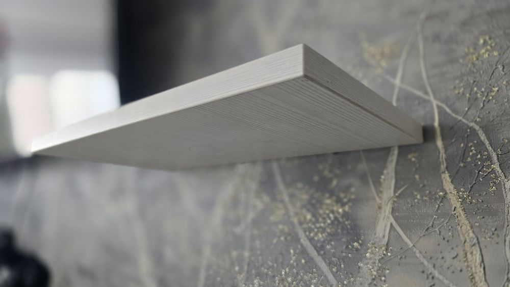 Настенная парящая полка.