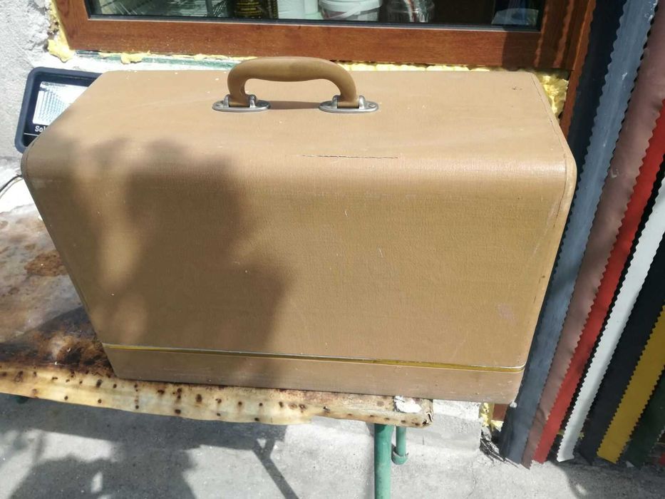 Продава се професионална електрическо-ръчна шевна машина.