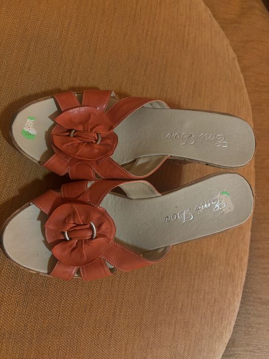 Vand papuci noi, din piele