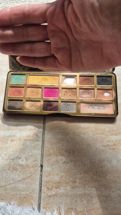 Предлагам палитра  на фирмата Too faced! Не я използвам и затова я продавам ! Вижда се  на снимките кои цветове са използвани! Пишете ми на лс !
