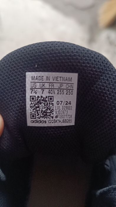 Продам кроссовки новые оригинал Adidas