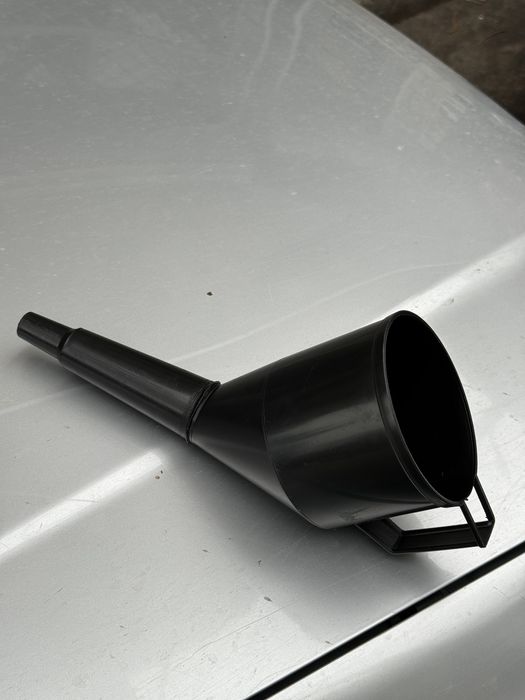 Фуния с ъглова гърловина за наливане на гориво чисто нови