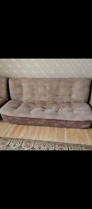 Продам хороший диван с креслами.