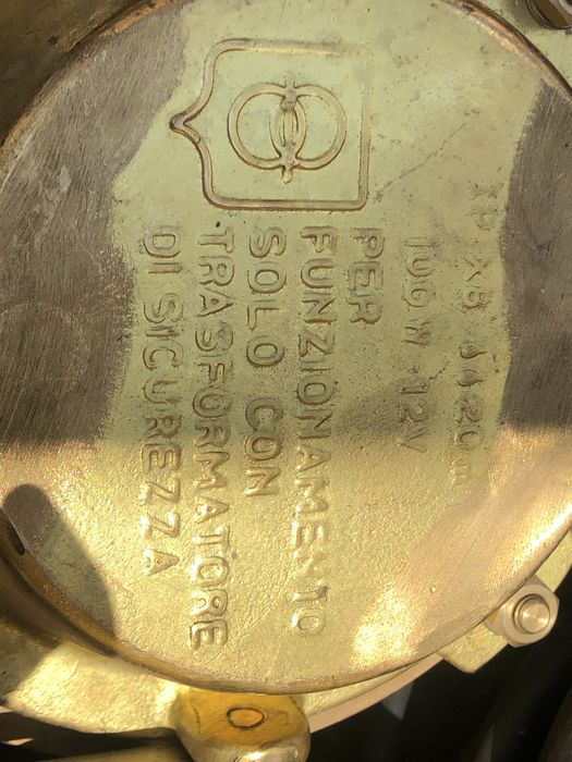 proiectoare subacvatice sau spoturi de piscină,