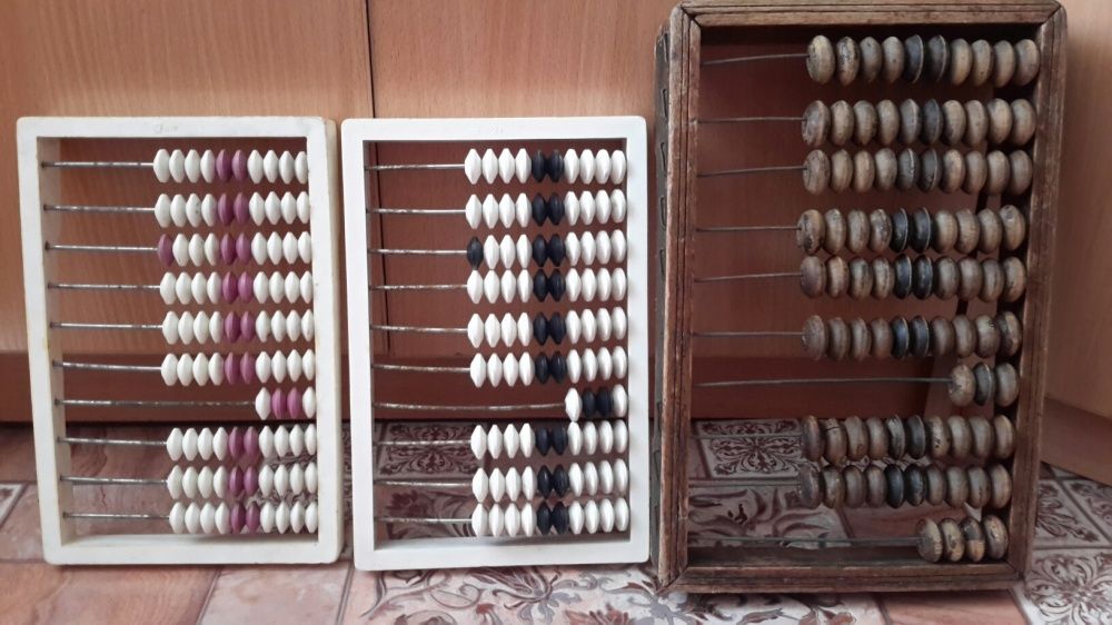 Продам счеты деревянные и пластмассовые.