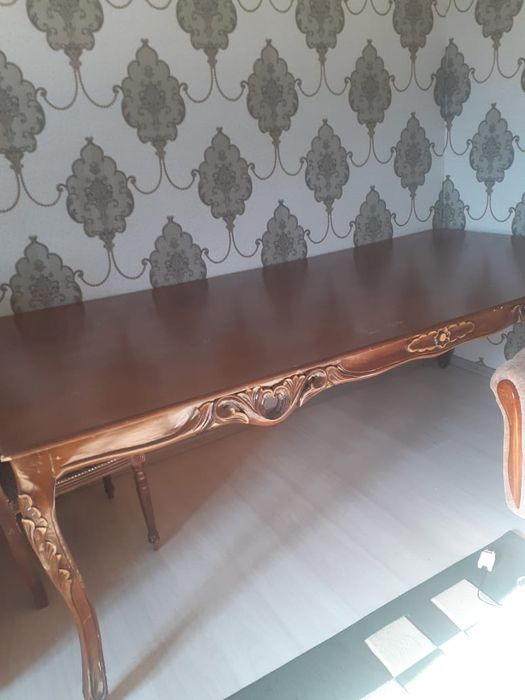 Стол и  стулья..