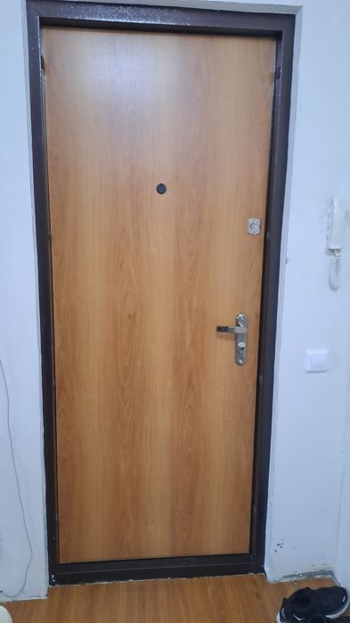 Продам двери входную, тамбур