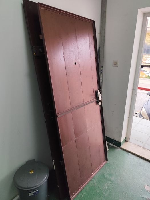 Входна врата за апартамент