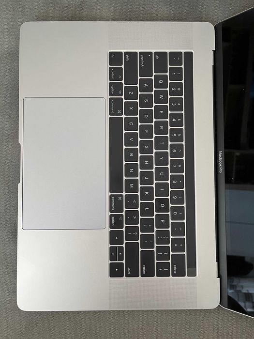 MacBook Pro 2017 15" (model A1707) defect - se vinde pentru piese