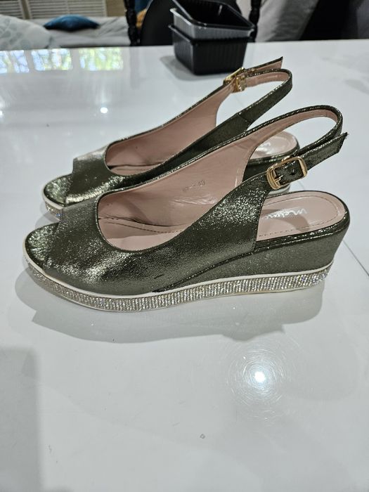 Продам босоножки