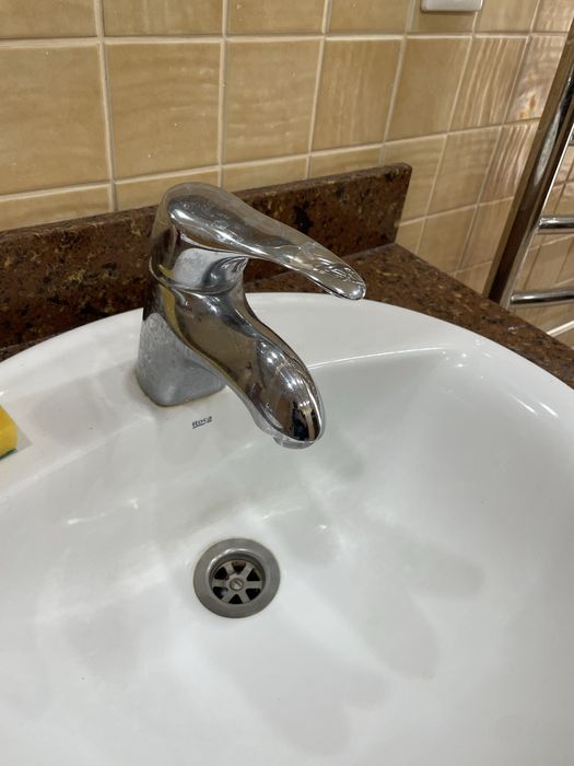 Продаю сантехнику: ванна (джакузи), унитаз, биде, смесители.