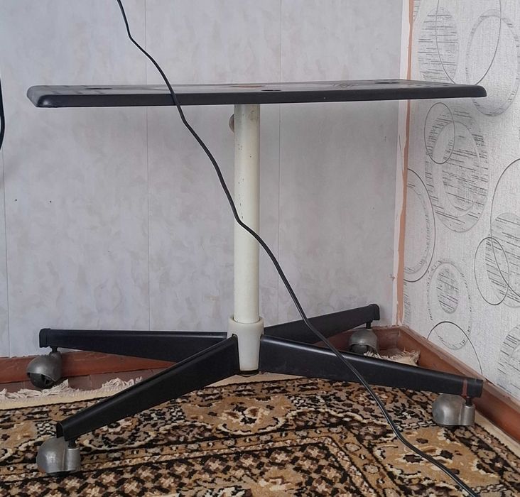 Телевизор с подставкой