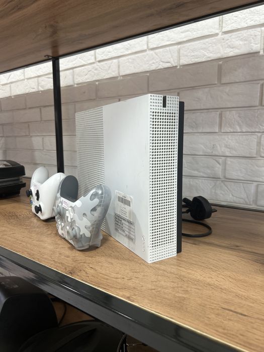Xbox One S  512Гб 2джоистик
