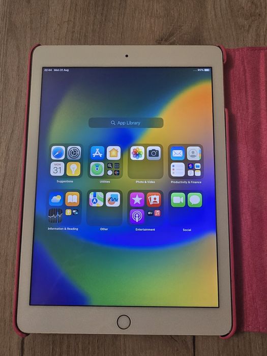 iPad Pro 9.7" 128GB с розов калъф