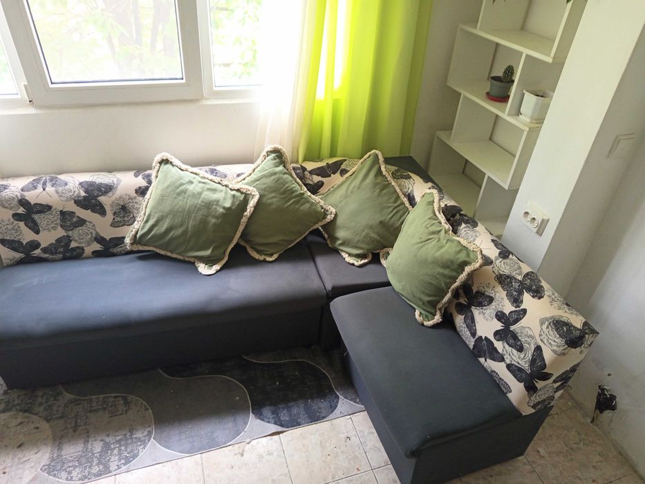 Ьглов диван с подарьк вьзглавници