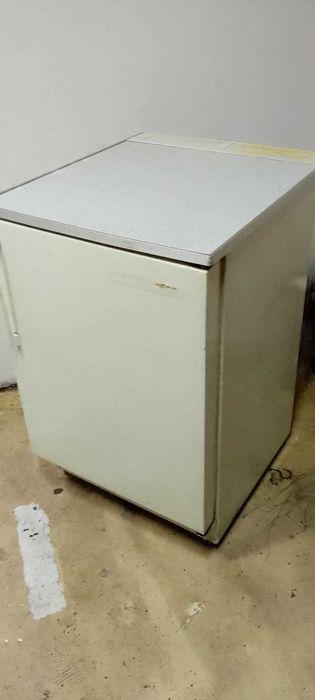 малък хладилник работещ.