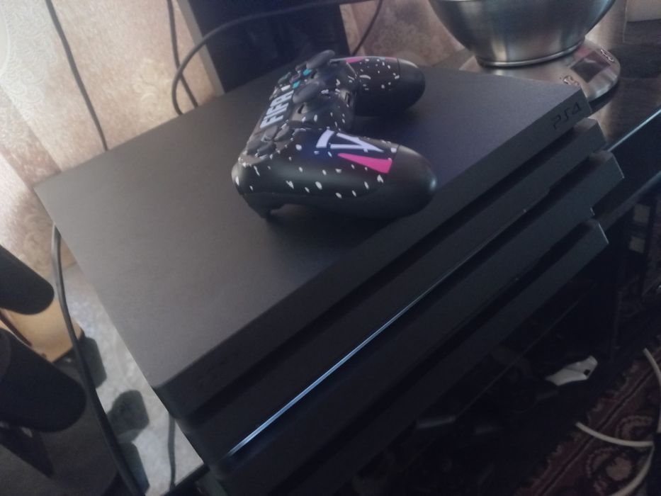 PS4 pro 11.00 vzlom ideal holati yangi djoystik bor o'yinlar yozilgan