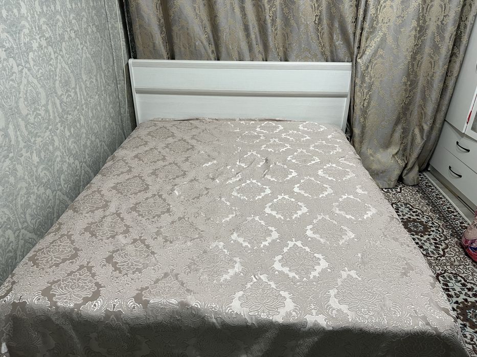 Двуспальная кровать