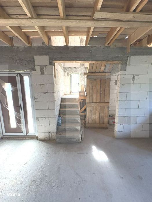 Casa 100 mp cu mansarda necompartimentata, exterior finalizat, teren 5