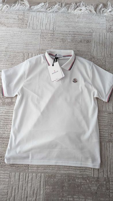Белое поло Moncler