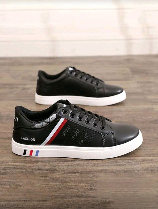 Чисто нови модерни мъжки обувки (маратонки) в черен цвят !