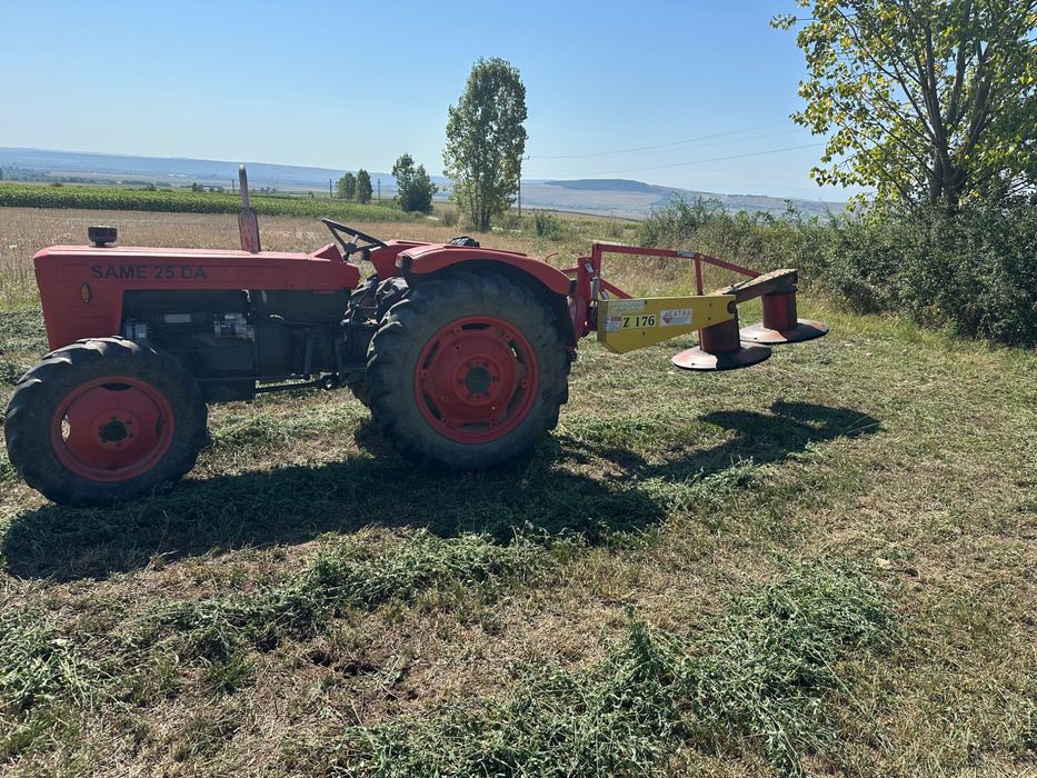 Vând tractor 4x4, în stare foarte bună de funcționare, împreună cu cositoare și greblă.